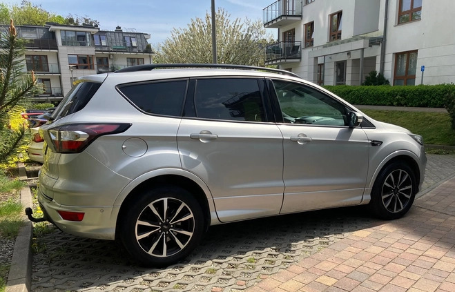 Ford Kuga cena 63000 przebieg: 105000, rok produkcji 2017 z Sopot małe 254